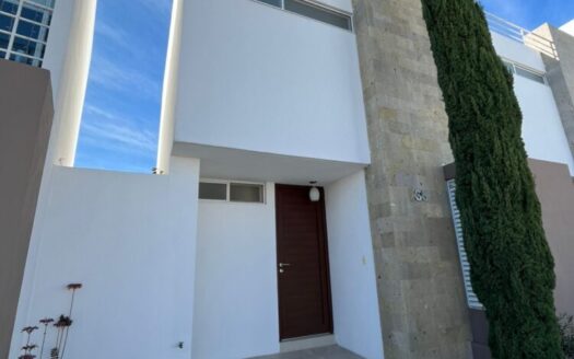 Casa Lirio 4 Rec + Roof / Zakia